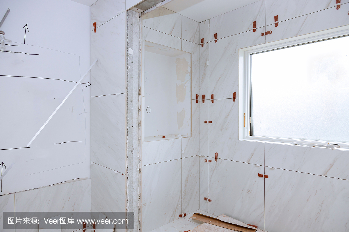 浴室瓷磚鋪磚前先鋪濕砂漿。